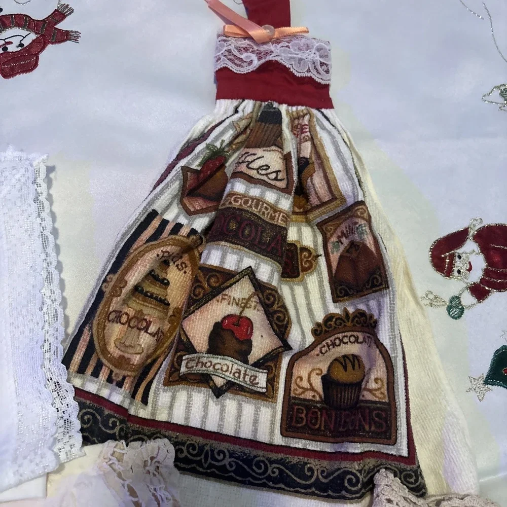 Vintage Lot Of Linen Embroidery‎ Pieces. Napkins, Hankies, Runners, Doilies.